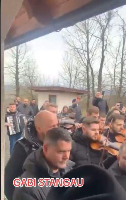 Moment impresionant! Toate viorile au cântat pentru Gabi Stângău, pentru ultima dată, la înmormântare / FOTO