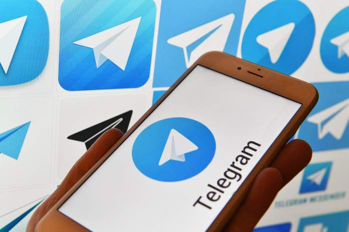 Un telefon cu Telegram