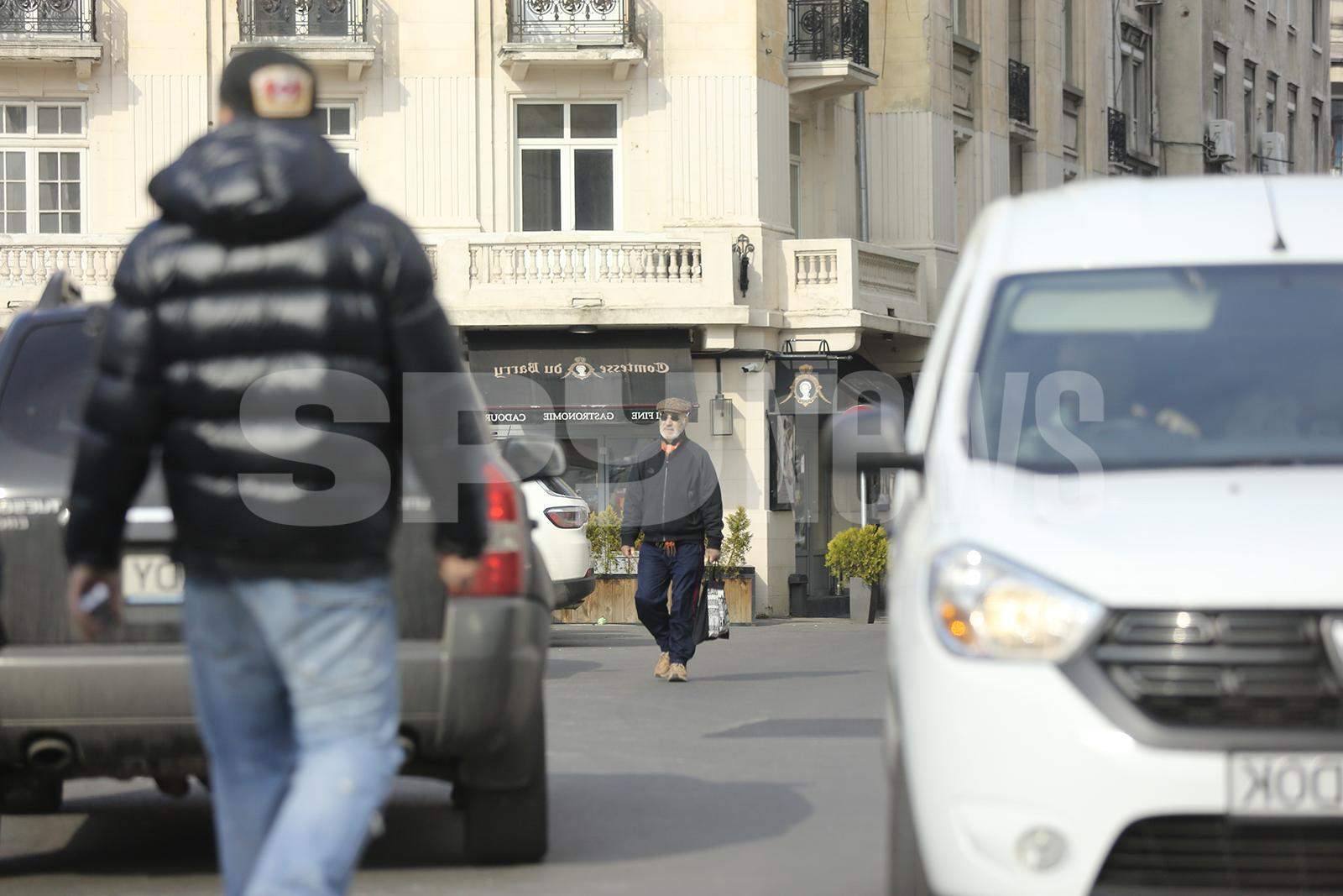 Răzvan Vasilescu știe cum e cu trendurile în modă! Actorul le dă clasă multora la capitolul haine! Imagini de senzație cu „Prefectul” din Las Fierbinți