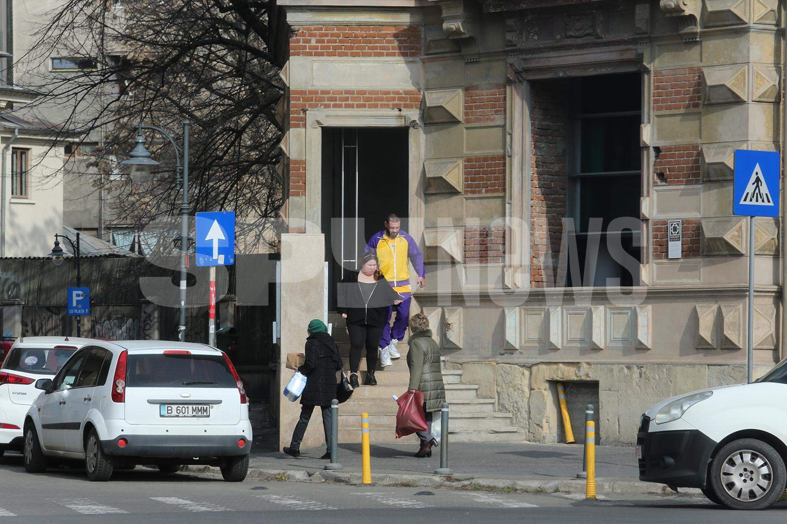 Dorian Popa, “tată” responsabil! Cum îl protejează pe Chelutzu când ies “ca baieții” în oraș! Video savuros / PAPARAZZI