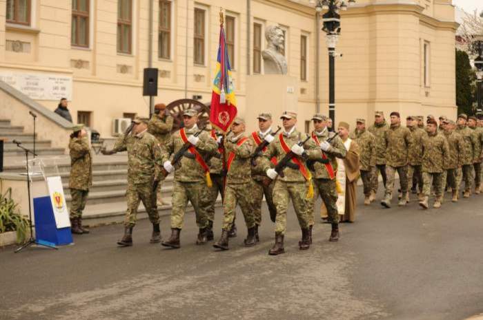Militari la paradă, îmbrăcați în costume