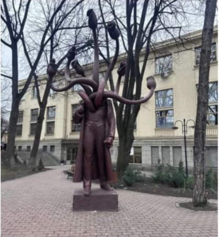 Poză cu statuia cu șapte capete din Iași