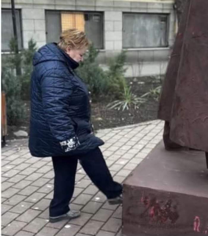 Femeia care a lovit cu piciorul statuia