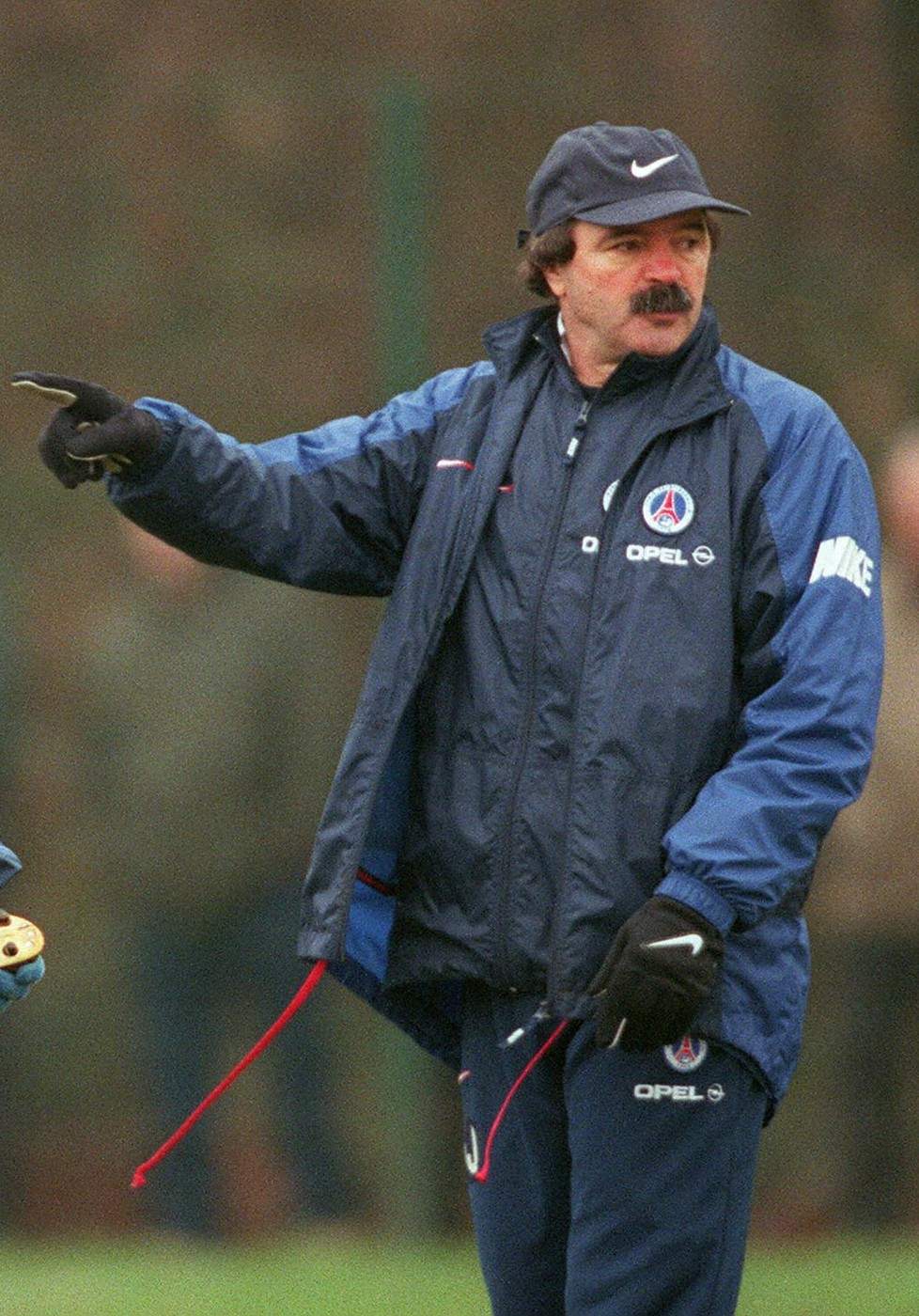 Antrenorul portughez al lui Paris Saint-Germain, Artur Jorge, face gesturi în timpul unui antrenament la Saint-Germain-en-Laye, în afara Parisului, pe 8 decembrie 1998.