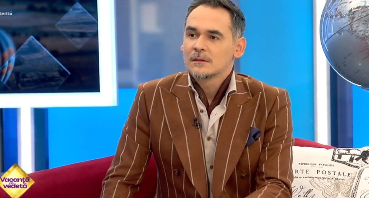 Răzvan Simion la emisiunea Vacanță de Vedetă, pe Antena Stars, îmbrăcat în costum Răzvan Simion la emisiunea Vacanță de Vedetă, pe Antena Stars