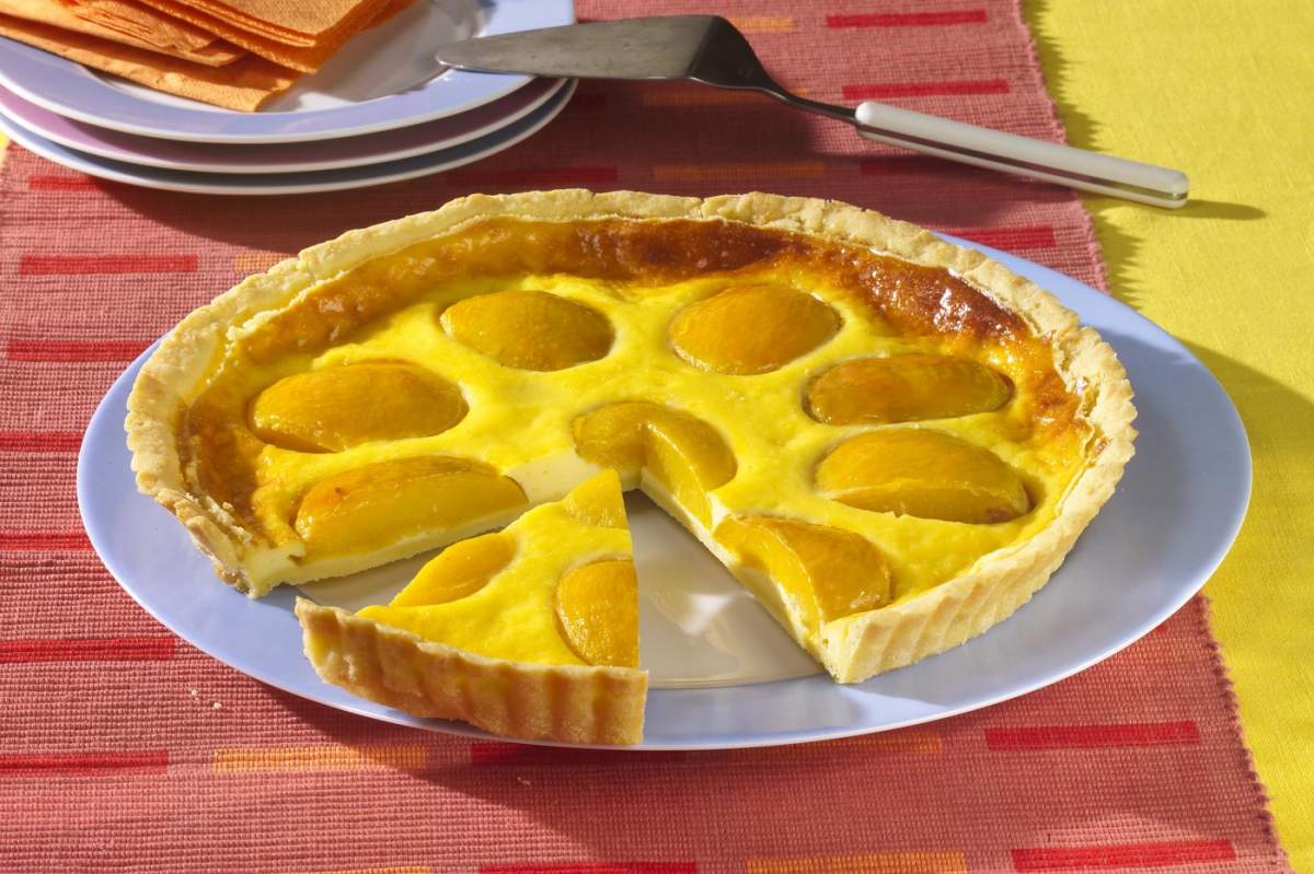 Prăjitură rotundă cu brânză și piersici