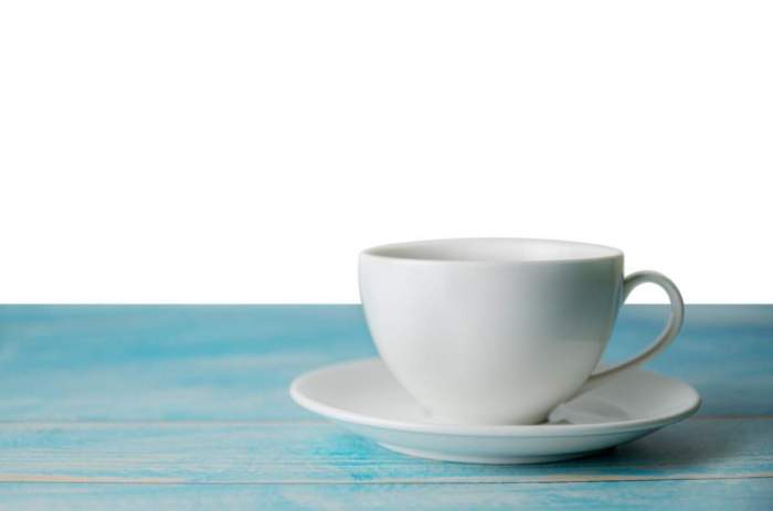 Ceașcă albă de ceai pe un fundal alb