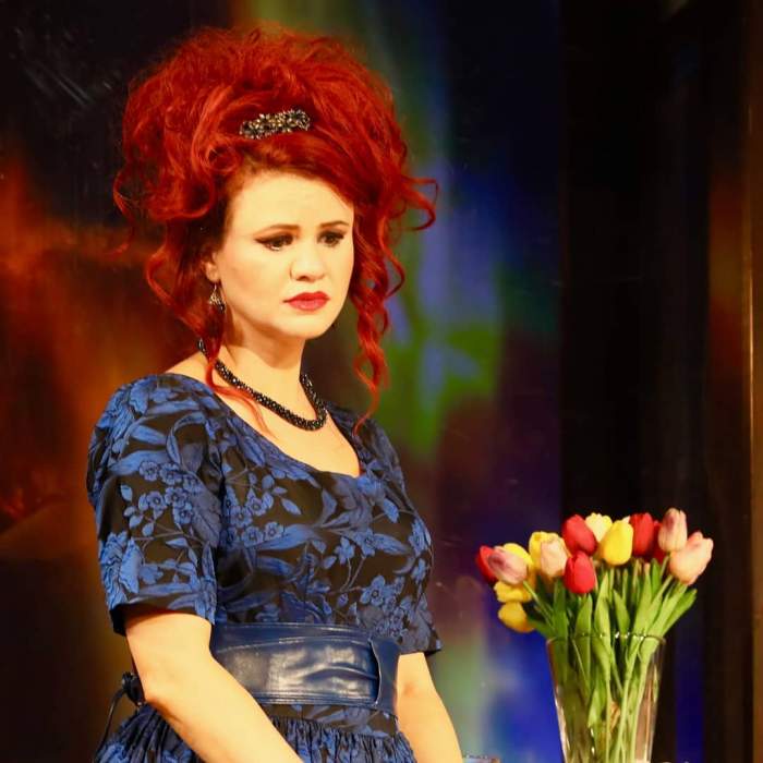 Andreea Samson la o piesă de teatru cu părul roșu