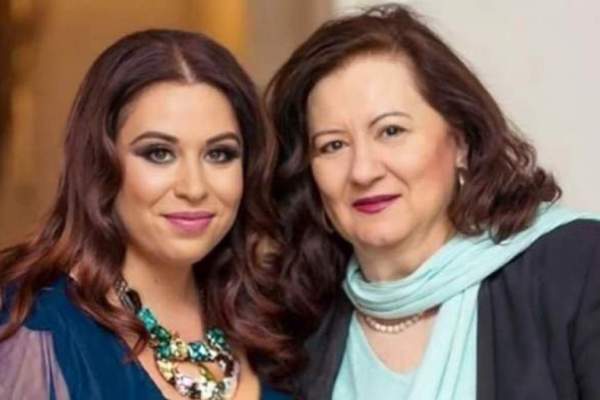 Știrile Antena Stars. Oana Roman a visat-o aseară pe mama ei! Vedeta o vede astăzi pentru ultima oară pe Mioara Roman / VIDEO