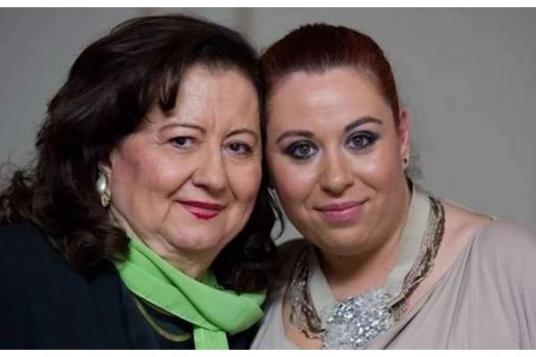 Știrile Antena Stars. Care au fost cerințele Oanei Roman pentru înmormântarea mamei sale, Mioara. Vedeta a primit mai multe semne: ”Coliva este cu foiță de aur” / VIDEO