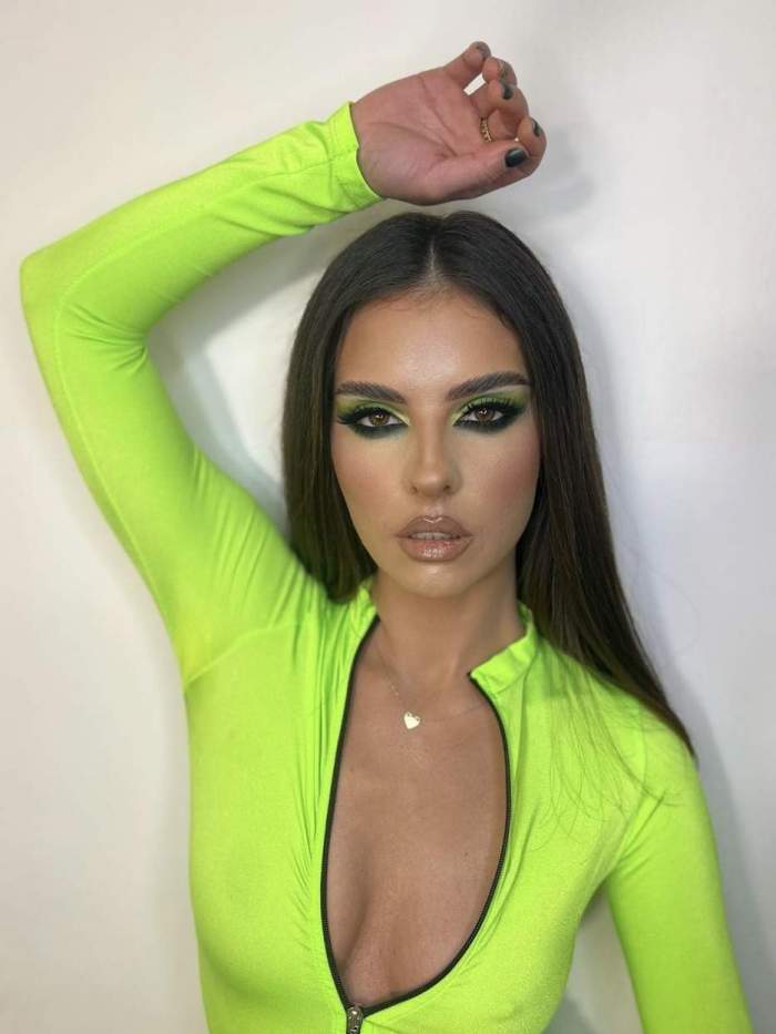 Mellina îmbrăcată sexy, în verde