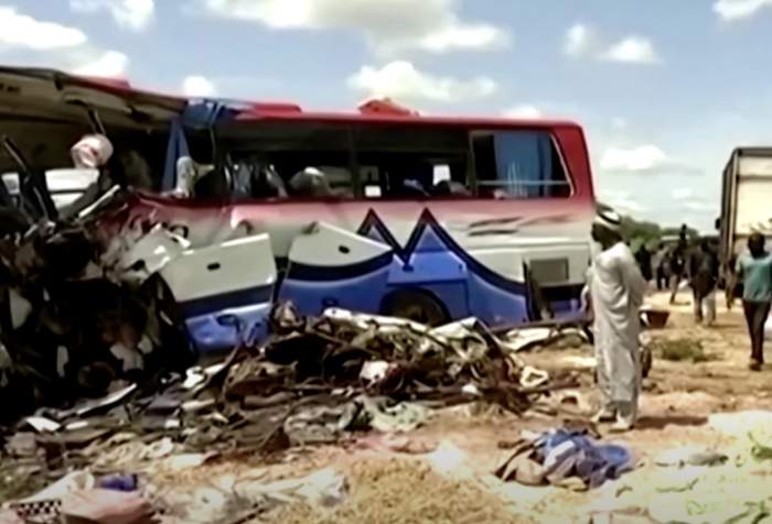 Imagine cu autobuz făcut praf in accident