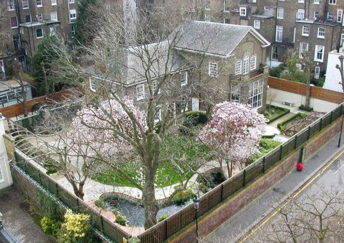 Imagine cu casa lui Freddie Mercury din Londra