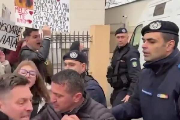 Tatăl Melisei, eleva ucisă la Grădina Botanică din Craiova, nu a mai rezistat! Bărbatul a atacat duba în care se afla tânărul care i-a omorât fiica / VIDEO