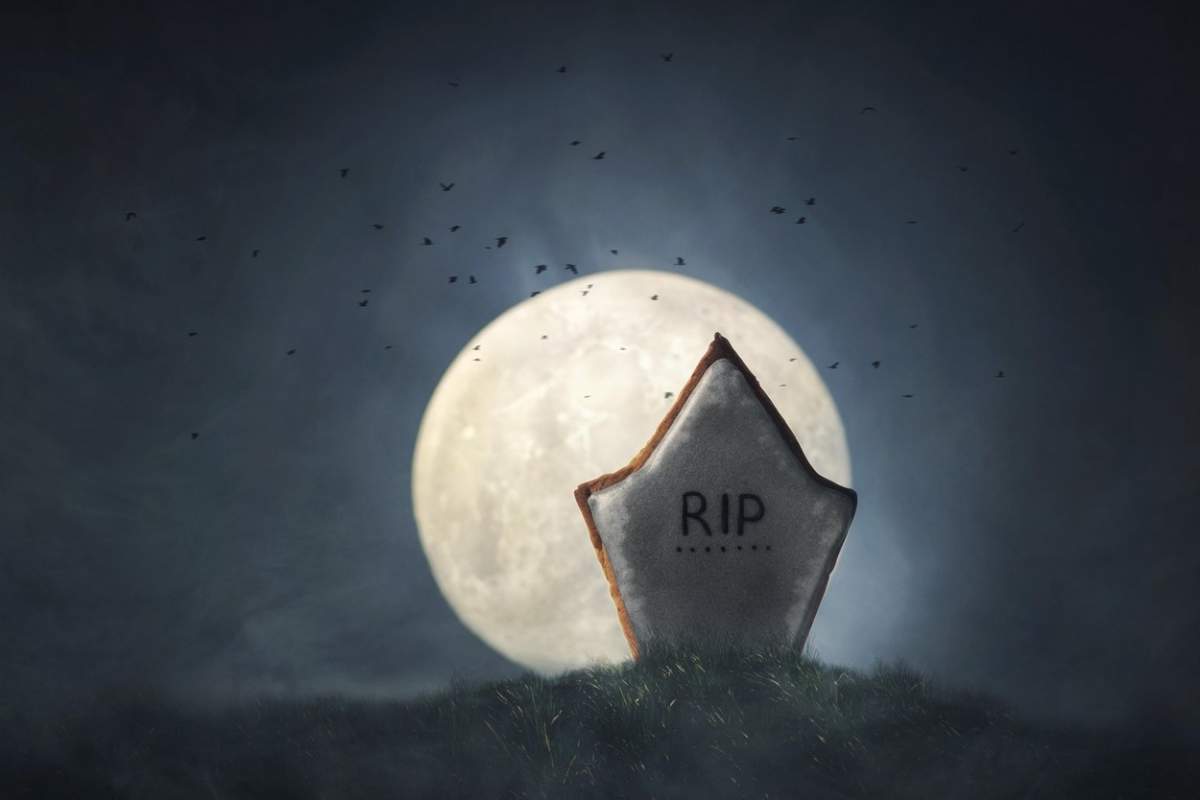 Piatră funerară în lumina lunii - conceptul de Halloween