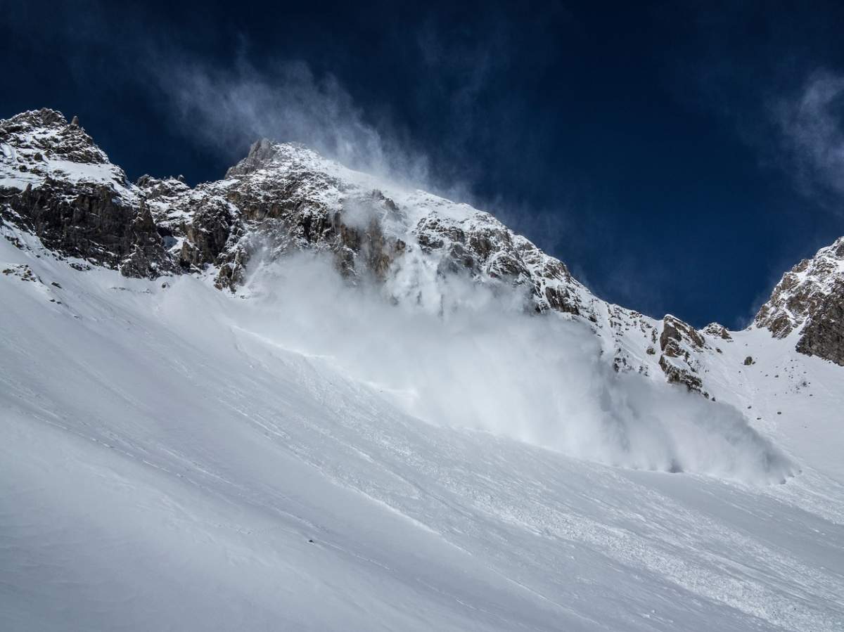 o avalanșă pe munte