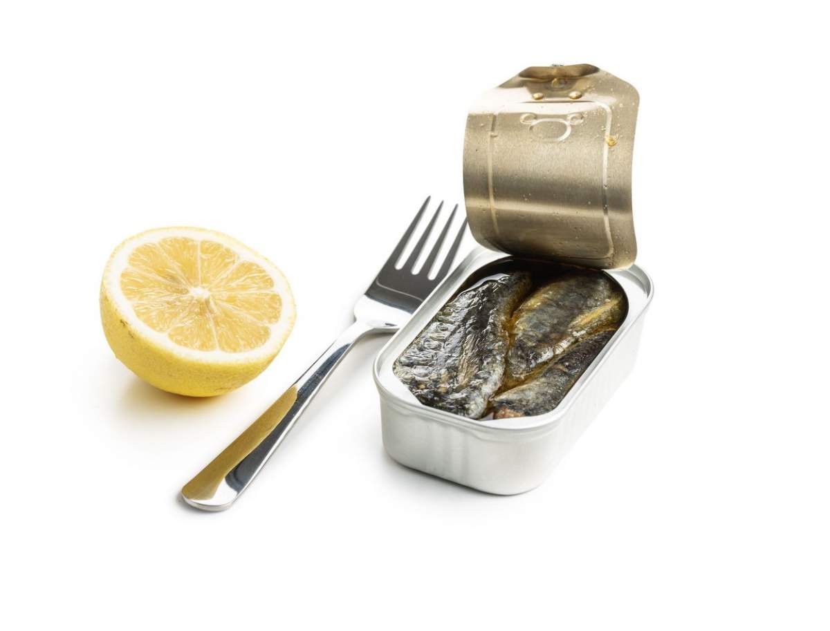 conservă de sardine și o lămâie