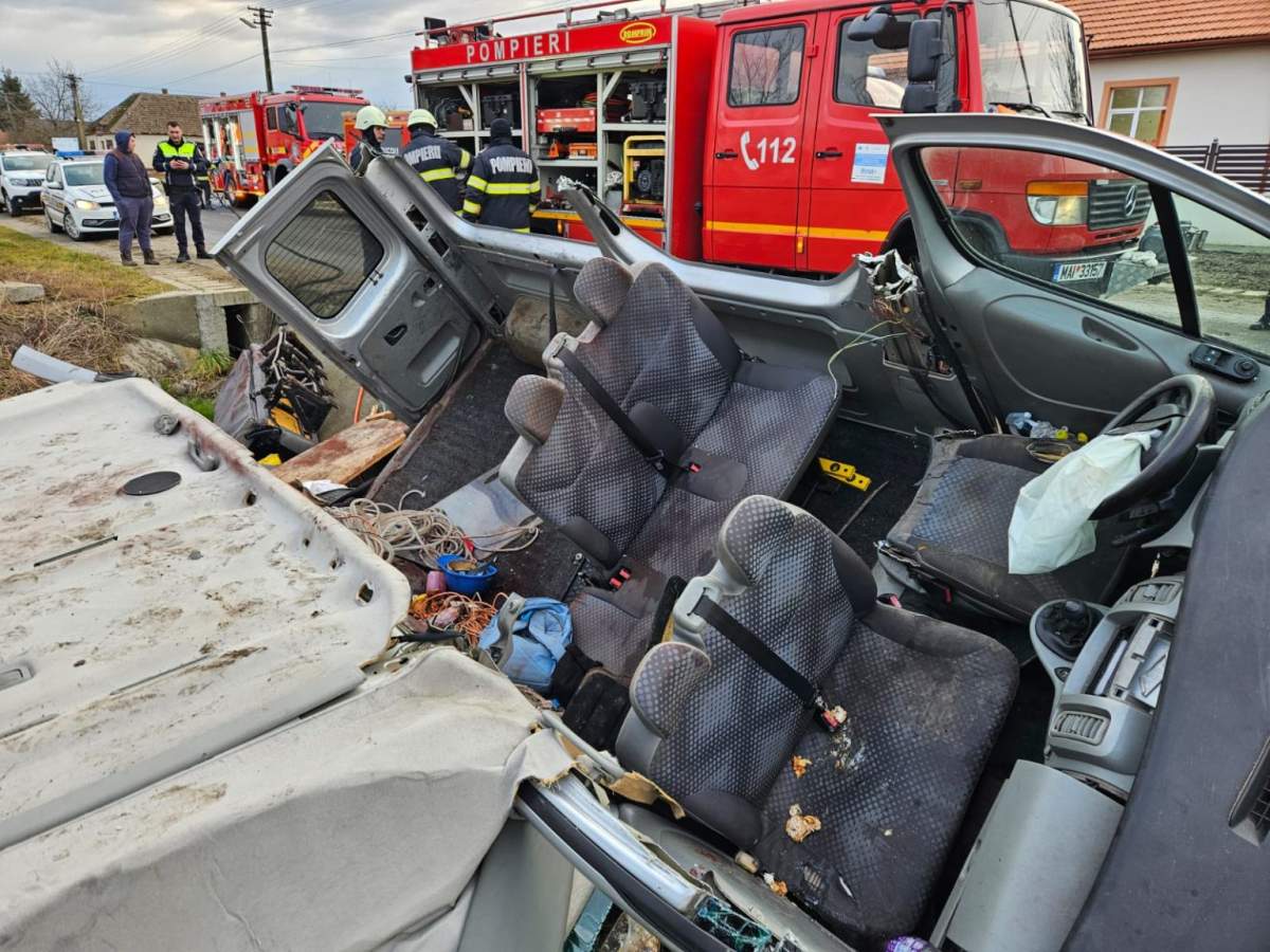 În microbuz se aflau cinci persoane. microbuzul implicat în accident