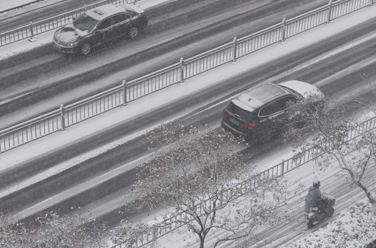 un peisaj din oraș de iarnă