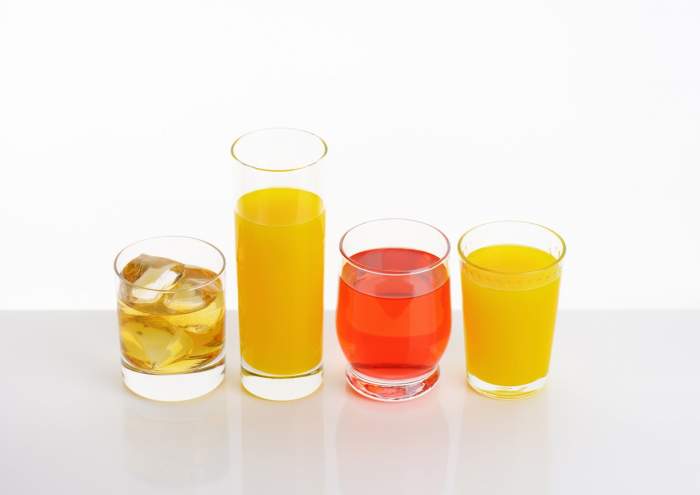 Patru pahare cu suc de fructe