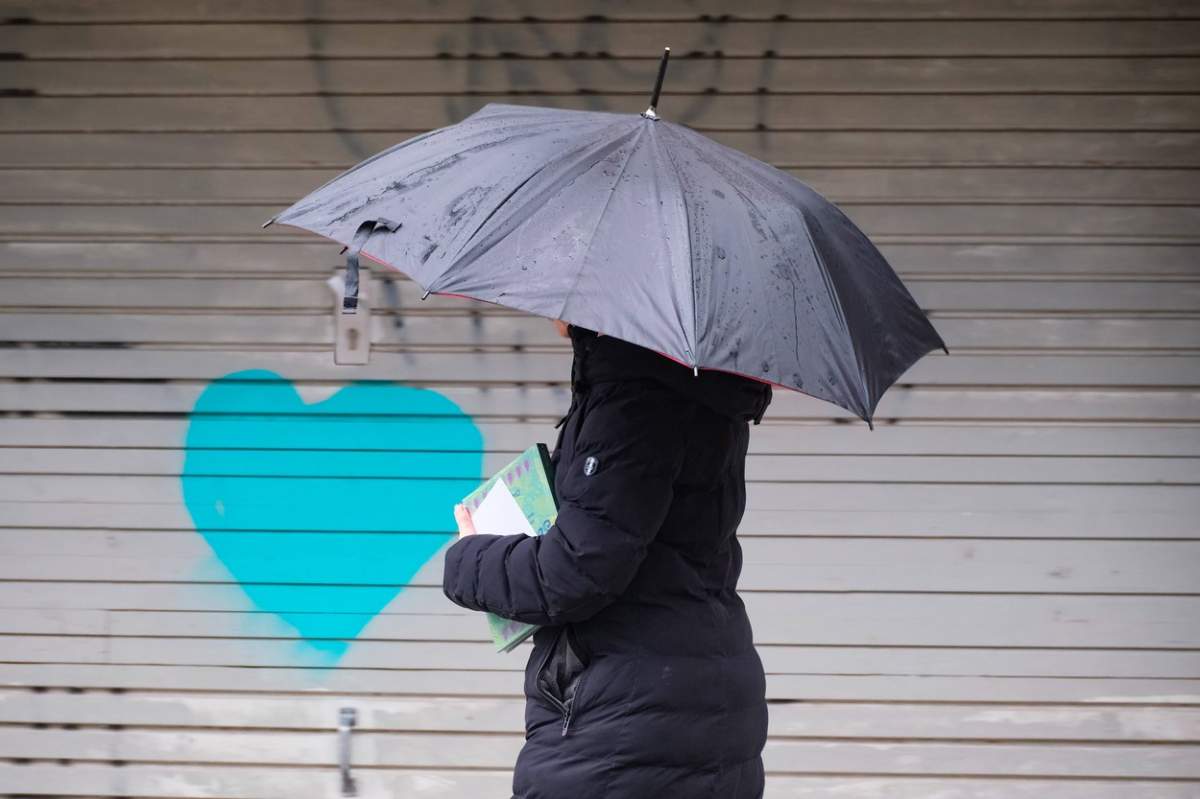 o persoană cu o umbrelă