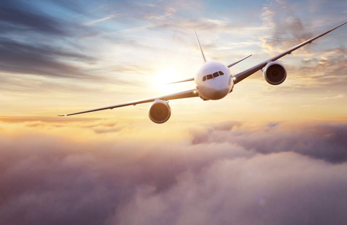 Avion in zbor În luna februarie, prețul biletelor pornește de la 608 euro pentru o călătorie dus-întors, cu bagaje și taxe incluse.