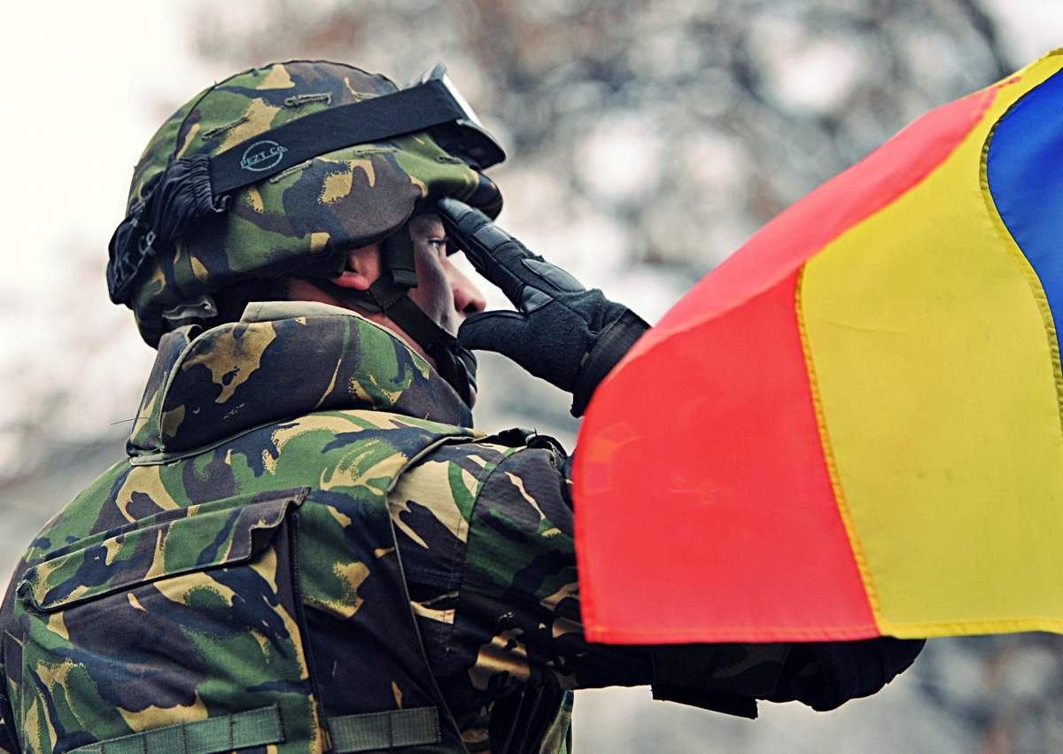Un militar cu steagul României