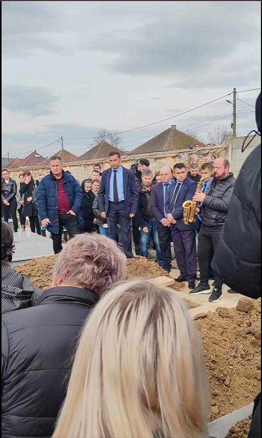 Momente dureroase la înmormântarea lui Mile Povan. Colegii de breaslă au cântat melodii triste în memoria artistului / FOTO