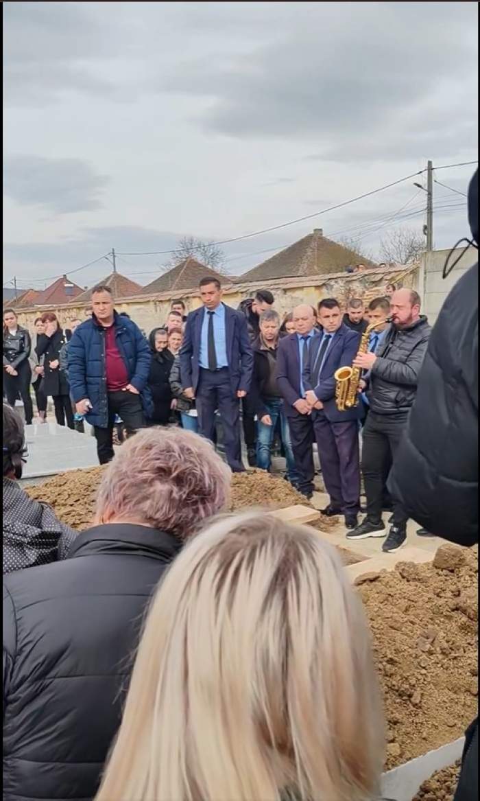 Momente dureroase la înmormântarea lui Mile Povan. Colegii de breaslă au cântat melodii triste în memoria artistului / FOTO