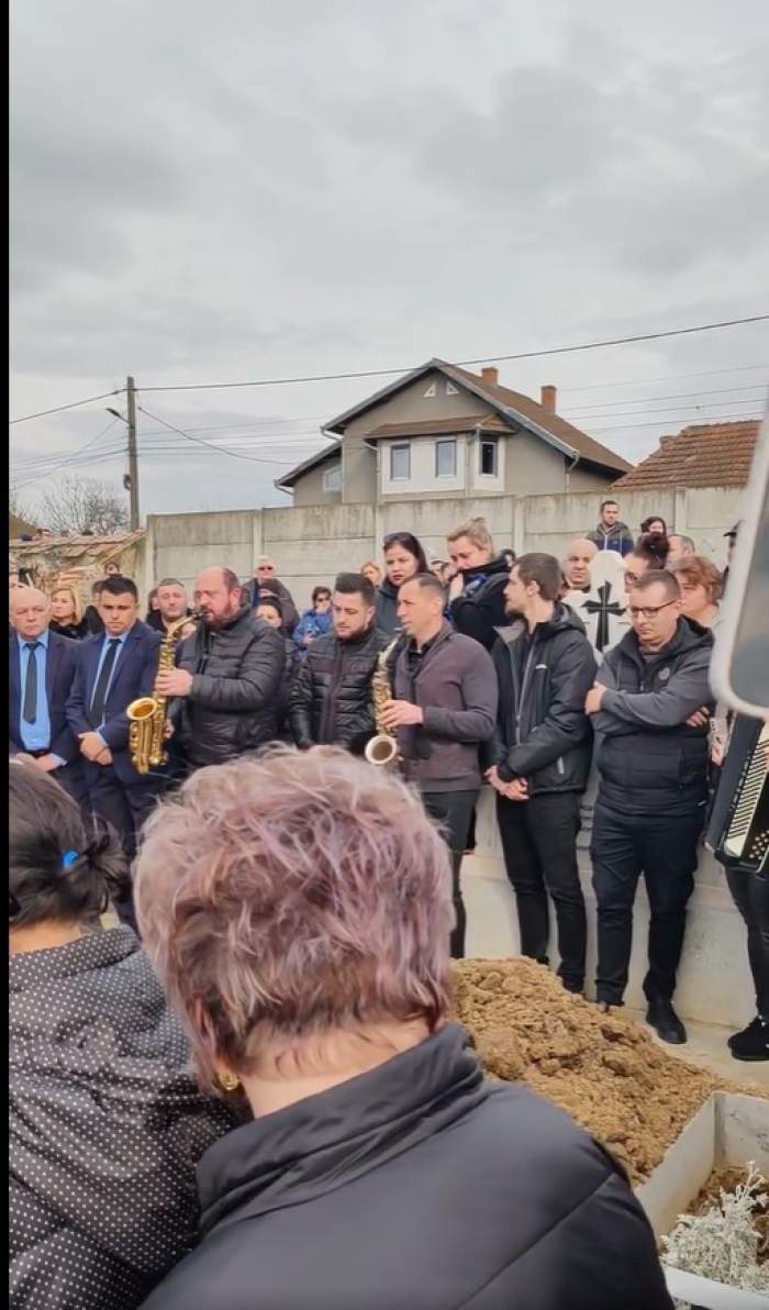 Momente dureroase la înmormântarea lui Mile Povan. Colegii de breaslă au cântat melodii triste în memoria artistului / FOTO