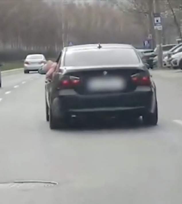 Caz îngrijorător în București! Copil filmat atârnând pe geamul deschis al unei mașini, în trafic. Autoritățile îl caută acum pe şoferul nepăsător / FOTO