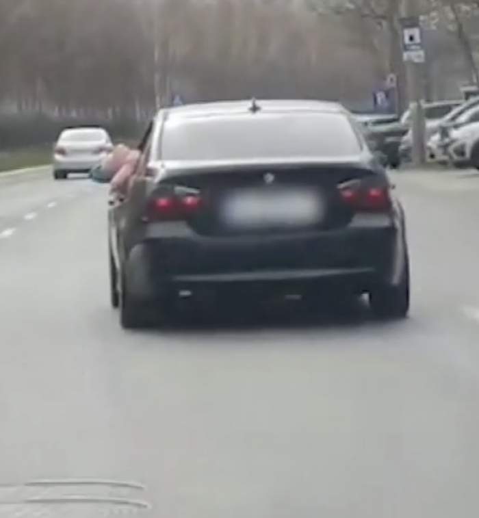 Cine este șoferul în mașina căruia a fost filmat un copil aplecat pe geamul deschis, în mers. Ce decizie au luat polițiștii în cazul bărbatului