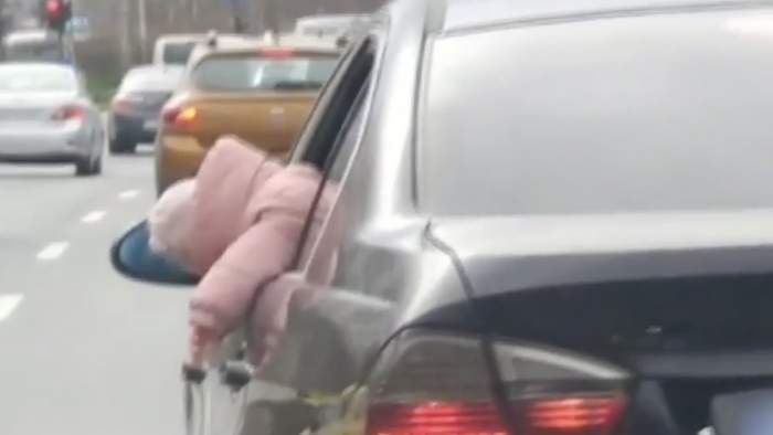 Cine este șoferul în mașina căruia a fost filmat un copil aplecat pe geamul deschis, în mers. Ce decizie au luat polițiștii în cazul bărbatului