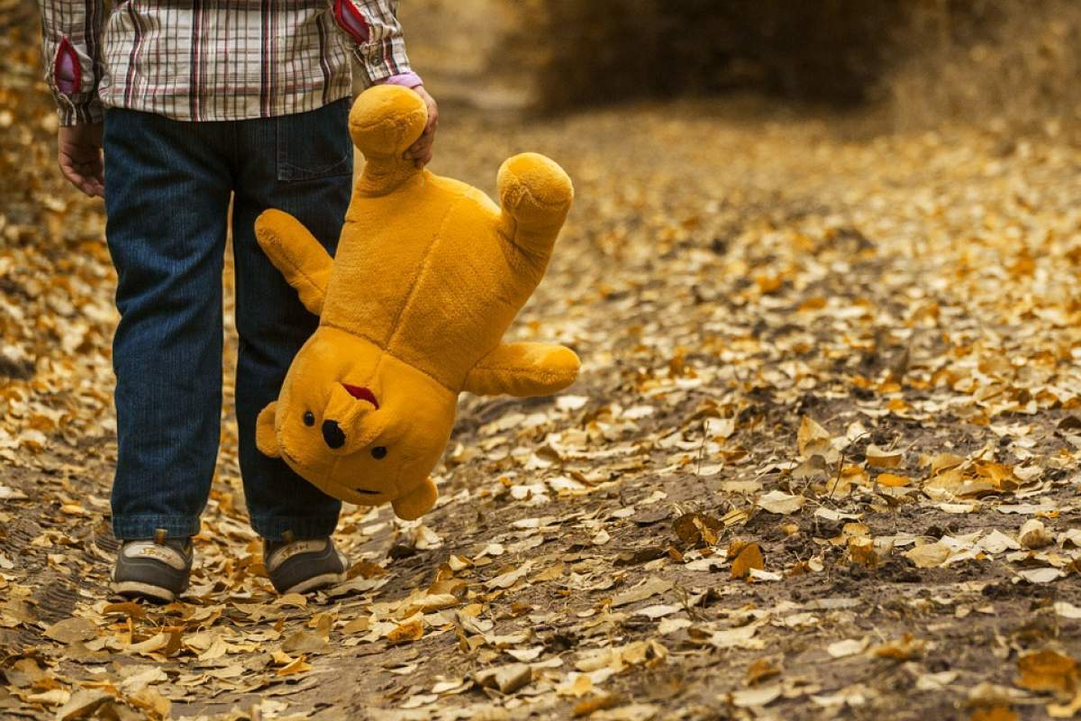 Părinții unui băiețel care are acum 10 ani, reclamă că acesta a fost violat de două ori în toaleta școlii