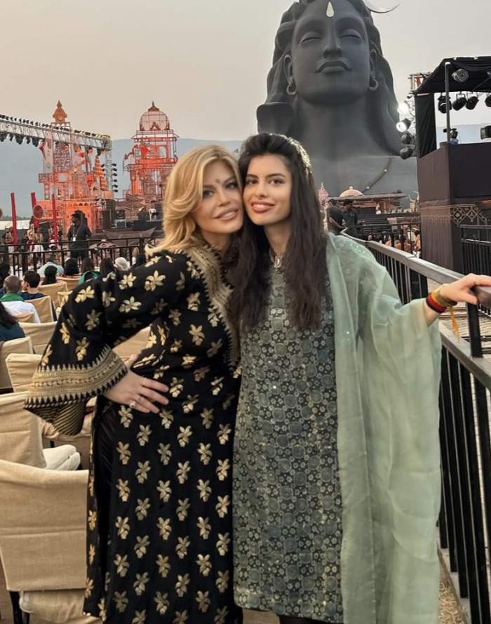 Imagine cu Loredana Groza și fiica sa, Elena, din vacanță