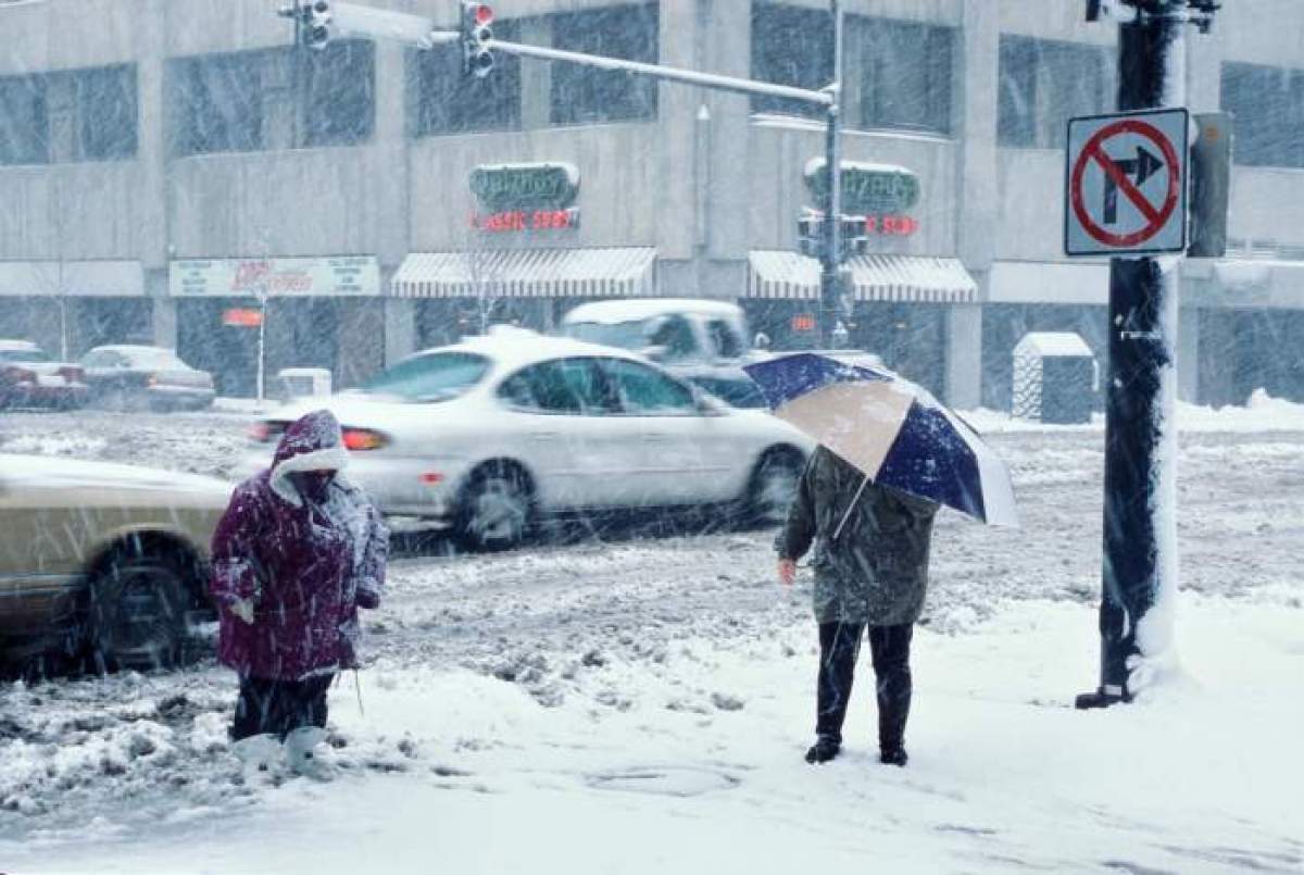 Oameni pe stradă, în zăpadă