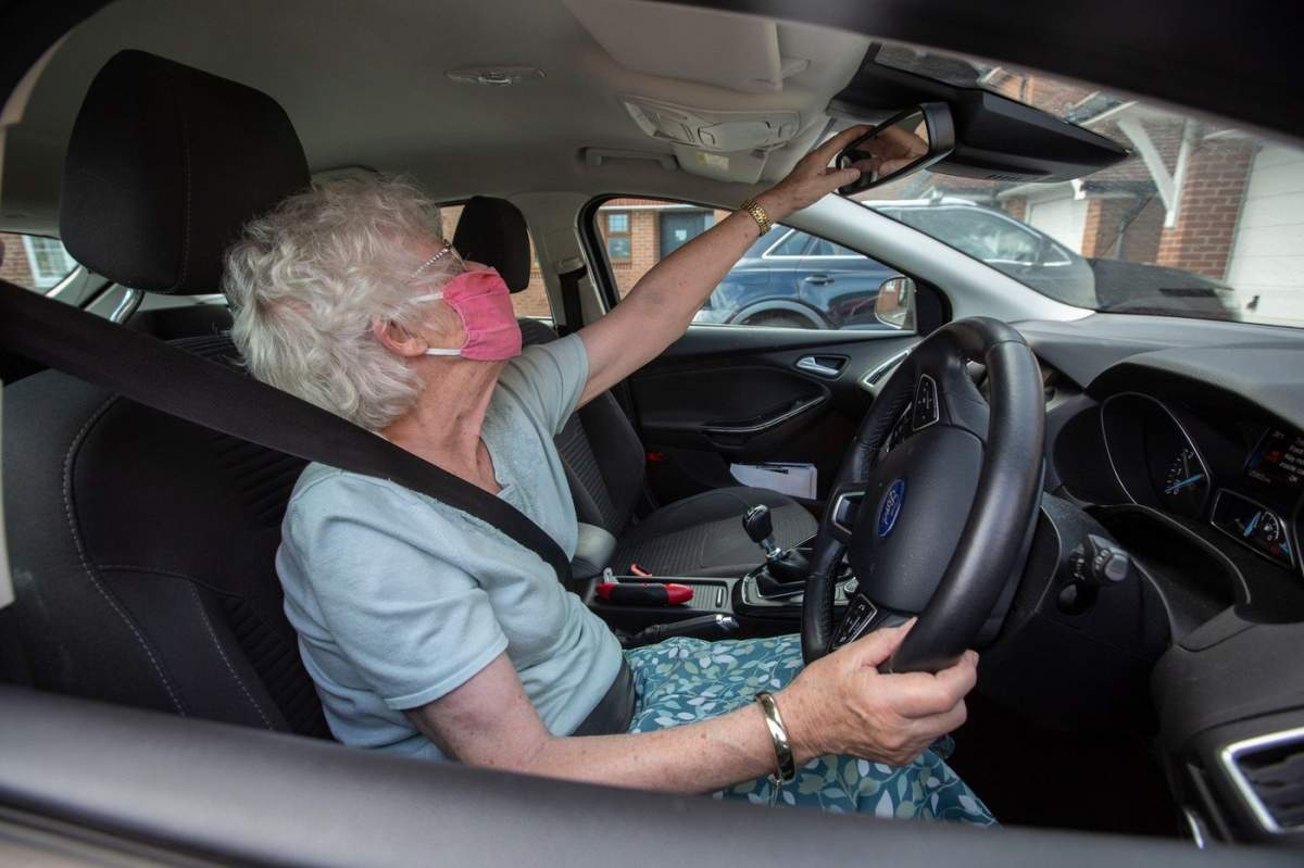 O femeie în vârstă de 80 de ani stătea pe scaunul de conducere al mașinii sale, Anglia, Regatul Unit