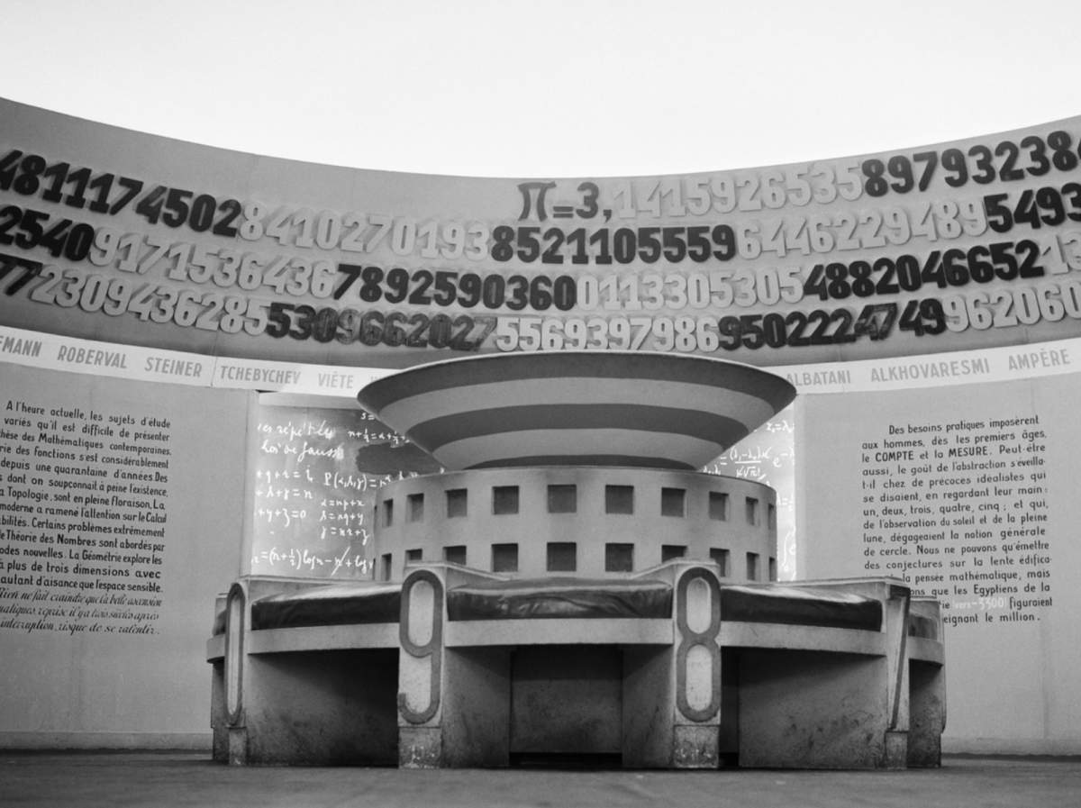 Poză făcută în iunie 1949 la Palais de la Décucerte din Paris cu emblematica cameră Pi, numită și camera rotundă sau camera circulară a cărei celebră friză este formată din zecimalele lui Pi cunoscute la acea vreme