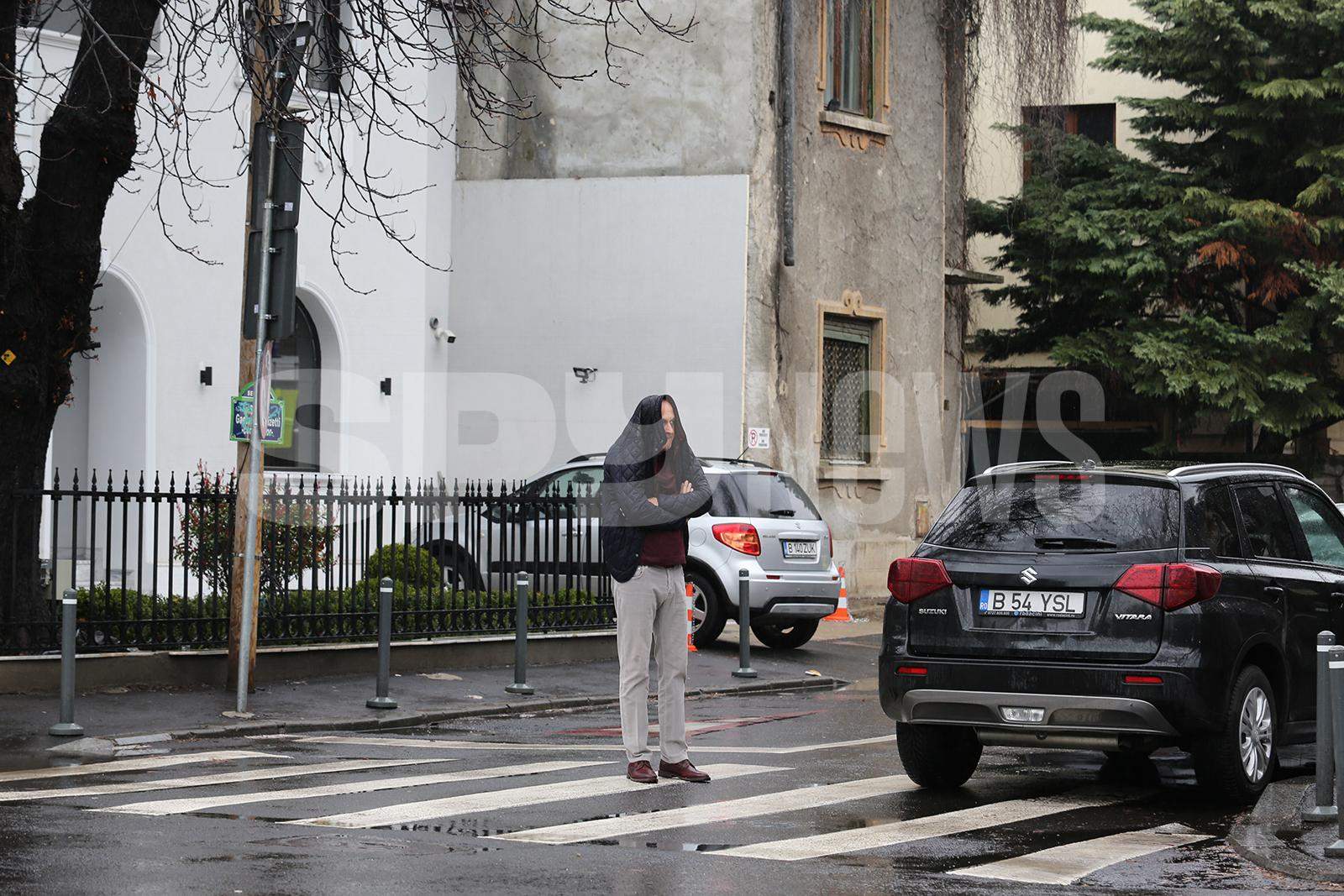 Regatul pentru o umbrelă! Dan Șucu are soluție pentru orice! Milionarul a fost luat prin surprindere de condițiile meteo / PAPARAZZI