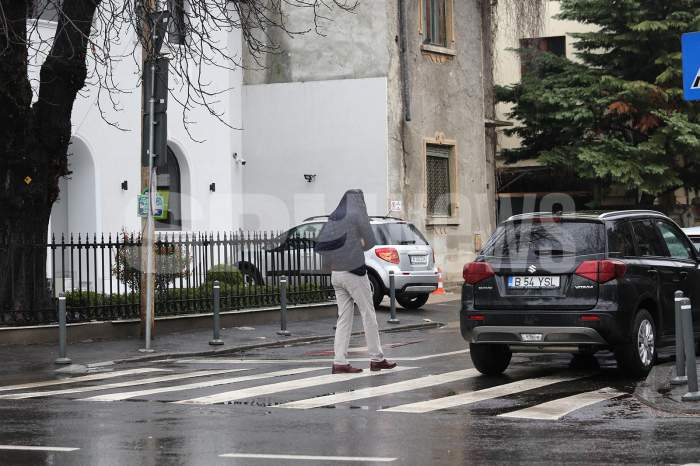 Regatul pentru o umbrelă! Dan Șucu are soluție pentru orice! Milionarul a fost luat prin surprindere de condițiile meteo / PAPARAZZI