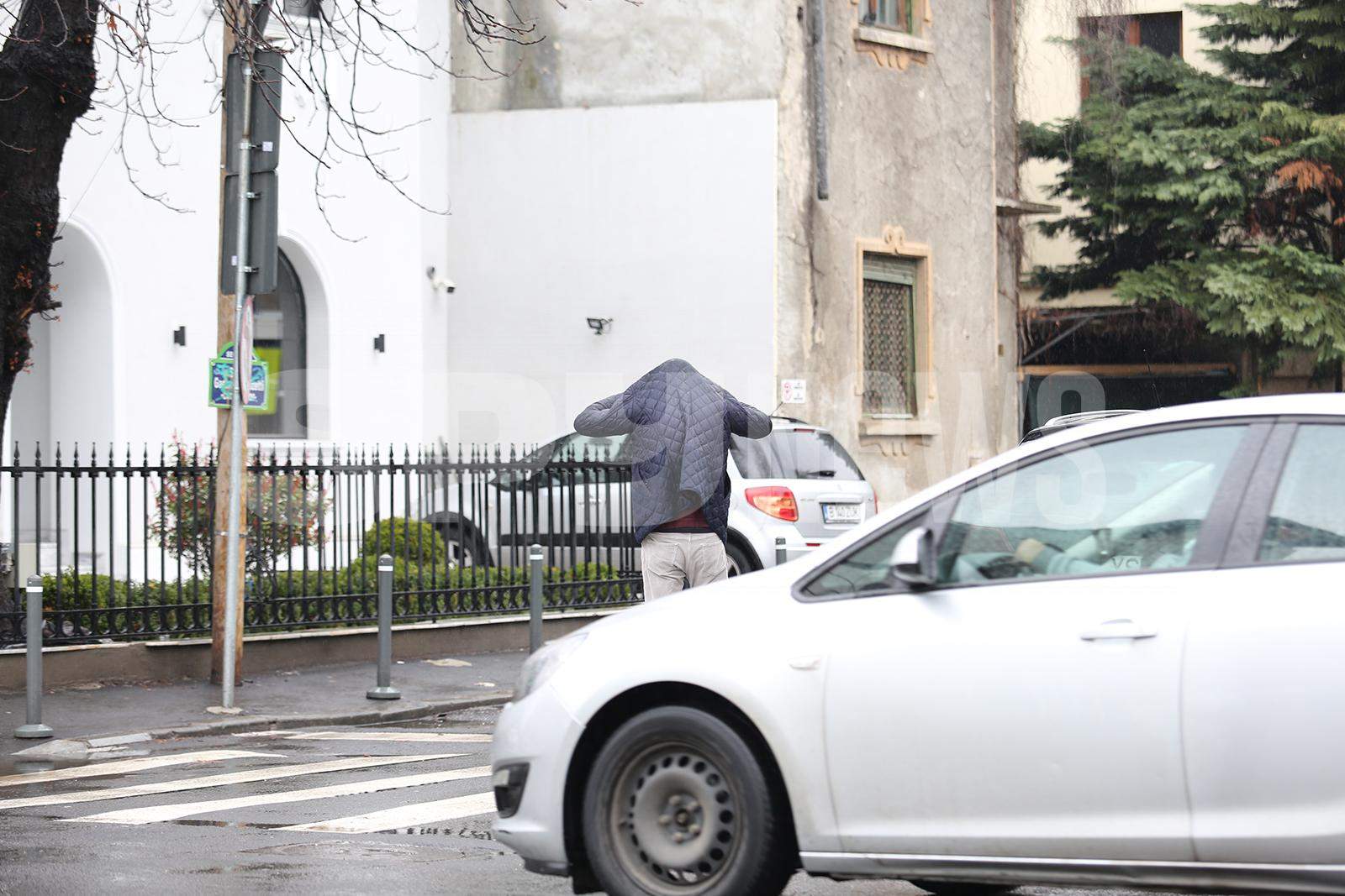 Regatul pentru o umbrelă! Dan Șucu are soluție pentru orice! Milionarul a fost luat prin surprindere de condițiile meteo / PAPARAZZI