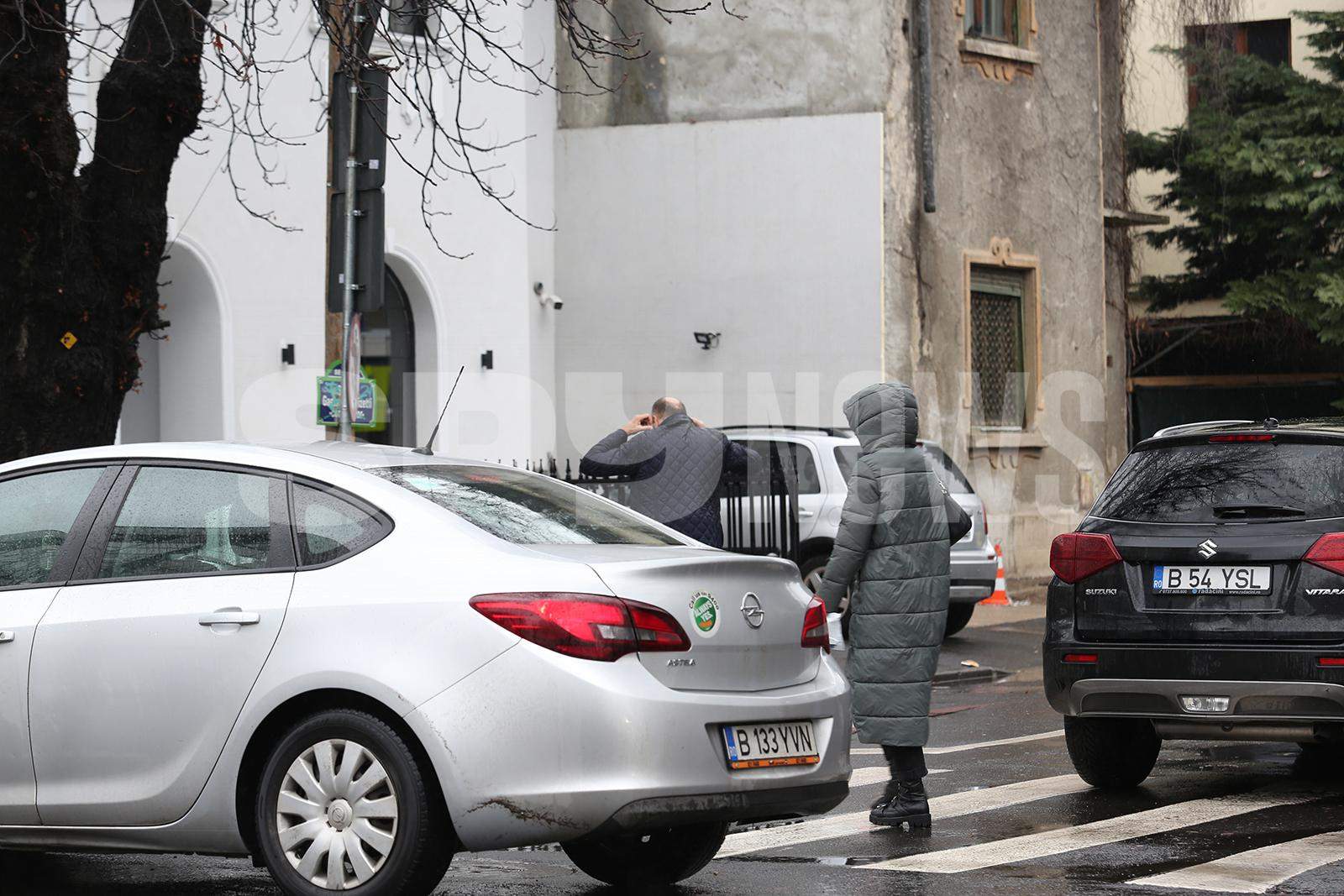 Regatul pentru o umbrelă! Dan Șucu are soluție pentru orice! Milionarul a fost luat prin surprindere de condițiile meteo / PAPARAZZI