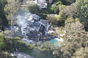 Casa fotomodelului Cara Delevingne a fost distrusă de flăcări! Vila de lux din Los Angeles a ars din temelii / FOTO