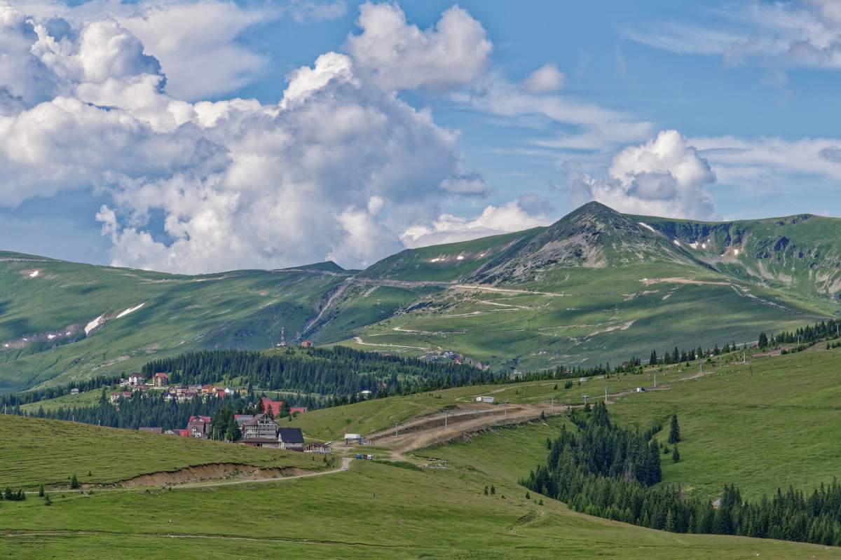 Panoramă montană pe șoseaua Transalpina, Alpii Transilvaniei, în Carpații Meridionali, lângă Rânca