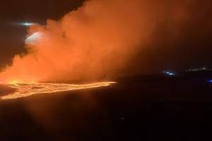 Imagini apocaliptice din Islanda! Un vulcan a erupt pentru a patra oară și a provocat o fisură în pământ de 3 kilometri / FOTO