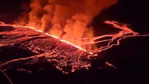 Imagini apocaliptice din Islanda! Un vulcan a erupt pentru a patra oară și a provocat o fisură în pământ de 3 kilometri / FOTO