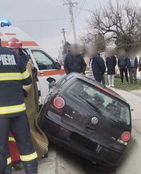 Accident rutier cumplit pe E85. O persoană de 70 de ani și-a pierdut viața şi o alta a fost rănită. Maşina în care se aflau a lovit un cap de pod