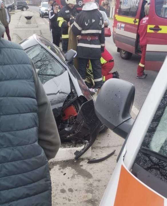 Accident rutier cumplit pe E85. O persoană de 70 de ani și-a pierdut viața şi o alta a fost rănită. Maşina în care se aflau a lovit un cap de pod