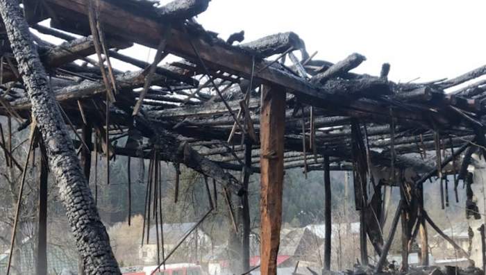 Imagine cu locuința arsa din județul Neamț