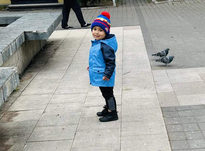 Primele imagini cu Radu Ayan, băiatul de doi ani din Botoșani dat dispărut, după ce a fost găsit. Se afla la trei kilometri distanță de locul de unde a plecat / FOTO